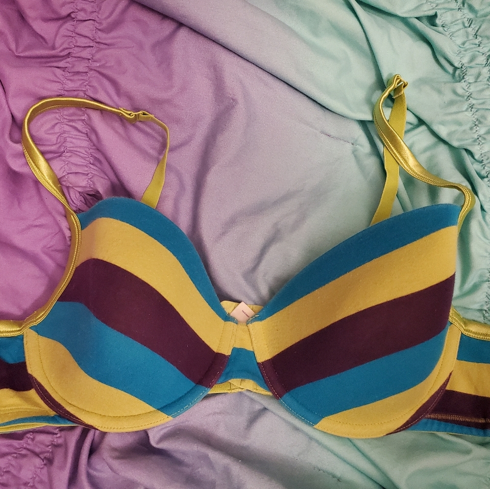 4 hook Cacique bra 44B